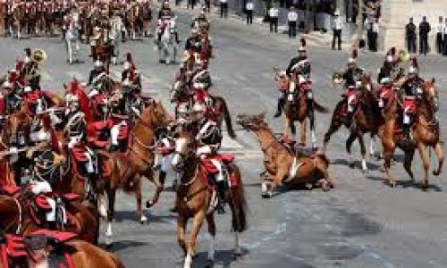 Défilé du 14 Juillet : un cheval s’échappe, un cavalier chute sur les Champs-Élysées