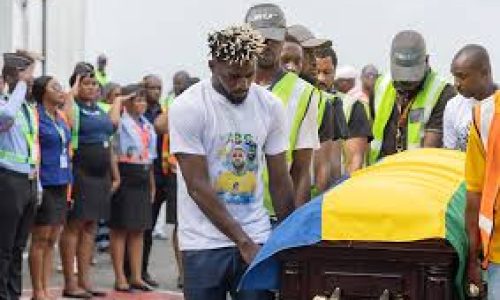 Gabon : Entre douleur et doutes, la dépouille d’Aaron Boupendza accueillie à Libreville
