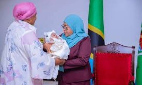 Une fillette abandonnée devient l’enfant adoptive de la présidente de Tanzanie
