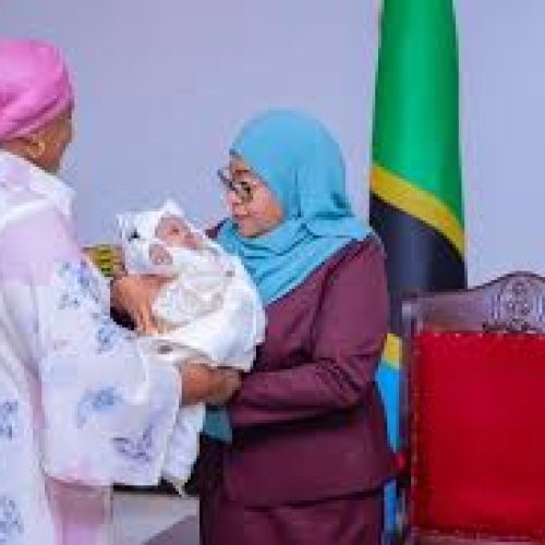 Une fillette abandonnée devient l’enfant adoptive de la présidente de Tanzanie